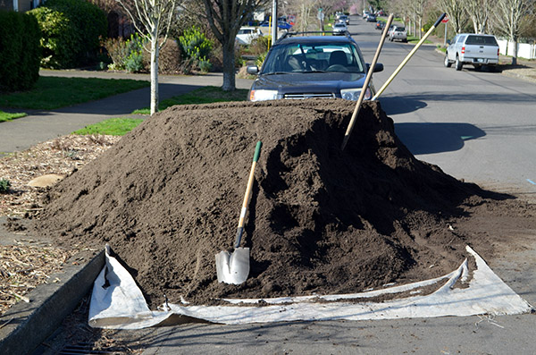 What does 20 cubic yards of dirt look like?